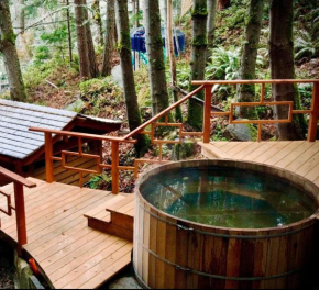 Sungate on Salt Spring - Luxurious Suite with Cedar Hot Tub & View